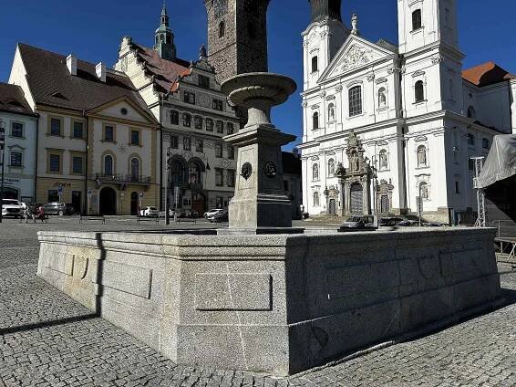 Kašna na náměstí v Klatovech.