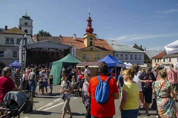 Tradiční jarmark v rozpálené Sobotce nalákal davy na stánky i Kašpárka v rohlíku