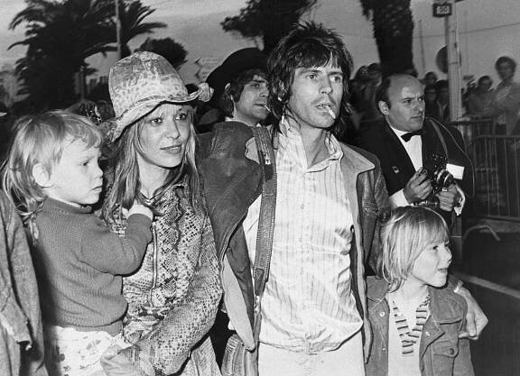 Keith Richards and Anita Pallenberg with their children in 1971