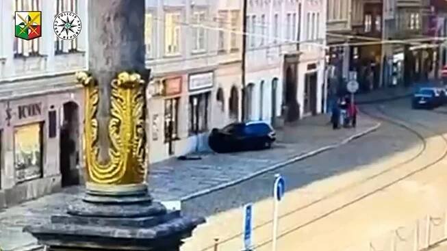 VIDEO: Mladý cizinec driftoval na náměstí v Plzni, autem pak naboural do domu
