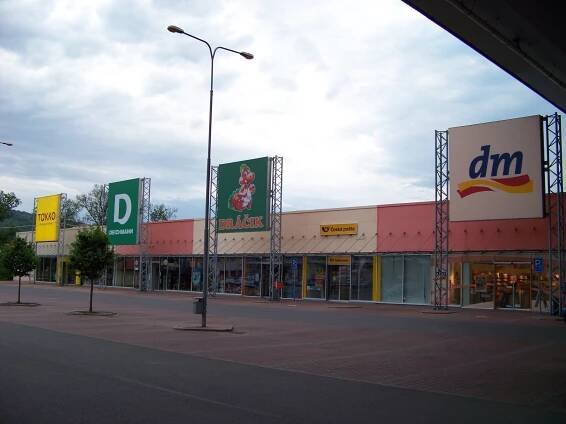 Soubor:Děčín, Oblouková 2, obchodní zóna.jpg – Wikipedie