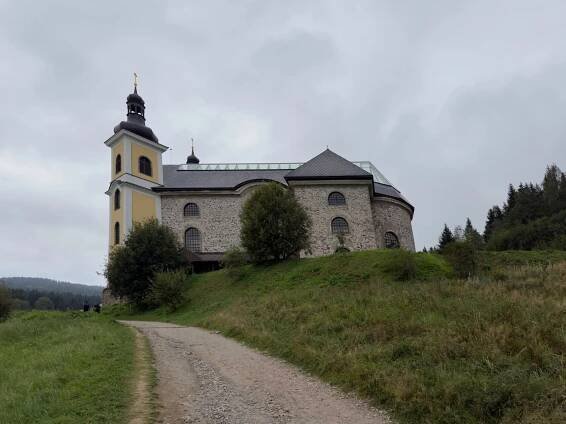 Barokní perla Orlických hor. Neratovský kostel přežil hrozící demolici i požár