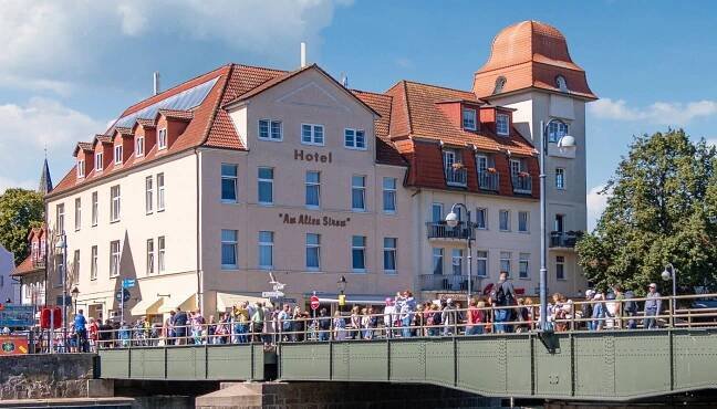 Hotel Ansicht Alter Strom mit Bahnhofsbrücke