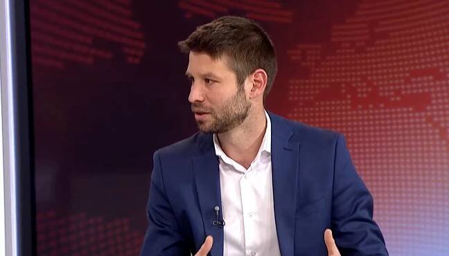 Michal Šimečka o Orbánovom šále, vojenských cieľoch Ruska, či hekerskom útoku na Európsky parlament. ROZHOVOR
