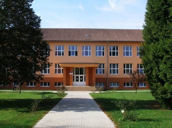 Soubor:Bošáca, škola (4).jpg – Wikipedie