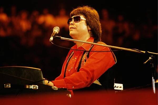 UNITED KINGDOM - APRIL 01: COUNTRY MUSIC FESTIVAL WEMBLEY Photo of Ronnie MILSAP, Ronnie Milsap performing on stage (Photo by David Redfern/Redferns)