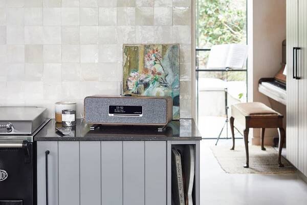 RUARK AUDIO R3S WALNUT, STYLOVÝ A VŠESTRANNÝ ALL-IN-ONE HUDEBNÍ SYSTÉM Váha výrobku včetně jednotkového obalu 6 kg