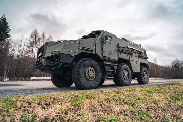 Titus se vyznačuje se vysokým stupněm ochrany posádky a zároveň velmi dobrou mobilitou a průchodivostí těžkým terénem díky podvozku Tatra 6x6