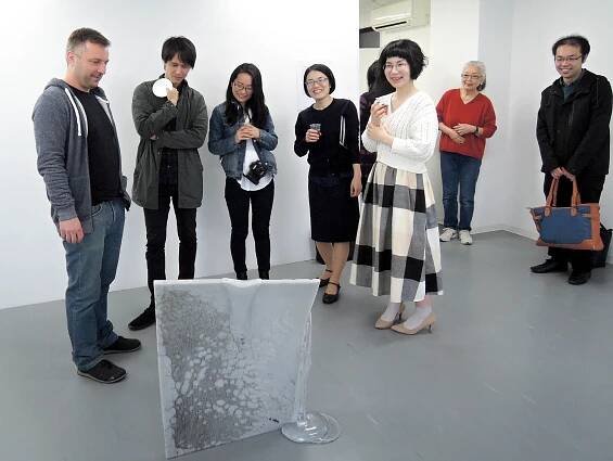 Václav Řezáč tři roky tvořil, vystavoval a učil jako hostující profesor na Toyama Institute of  Glass Art v Japonsku. Foto z výstavy v Gallery O2 v Kanazawa: archiv Václava Řezáče