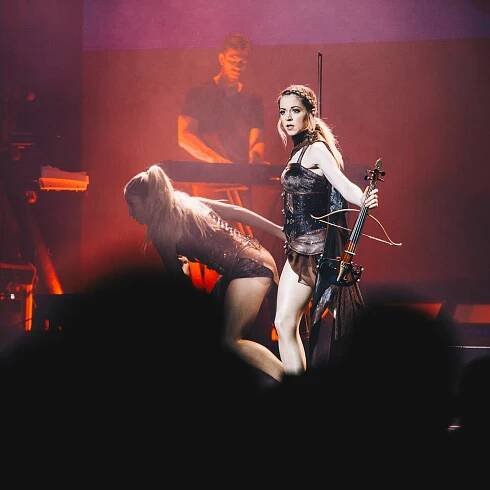Božská Lindsey Stirling hrála a tančila v O2 universum. Představila se jako Artemis
