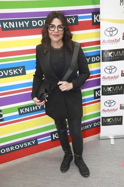 Ilona Csáková ukázala oba dospívající syny. Zpěvačka vedle nich vypadá jako trpaslík - galerie | Život v Česku