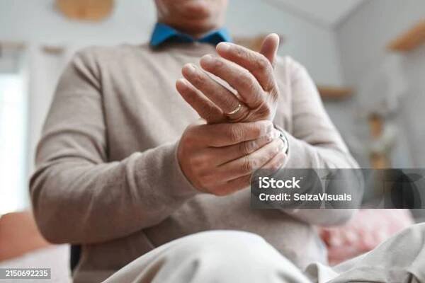 Stock fotografie Ruce Bolest A Senior S Artritidou V Domě Pro Fibromyalgii Krizi Nebo Katastrofu Zánětu Svalů Osteoartróza Syndrom Vyhoření Nebo Starý Muž S Masáží Prstů Na Karpální Tunel Nebo Osteoporózu – stáhnout obrázek nyní