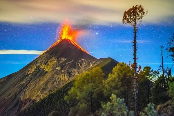 Erupce sopky Fuego v Guatemale...