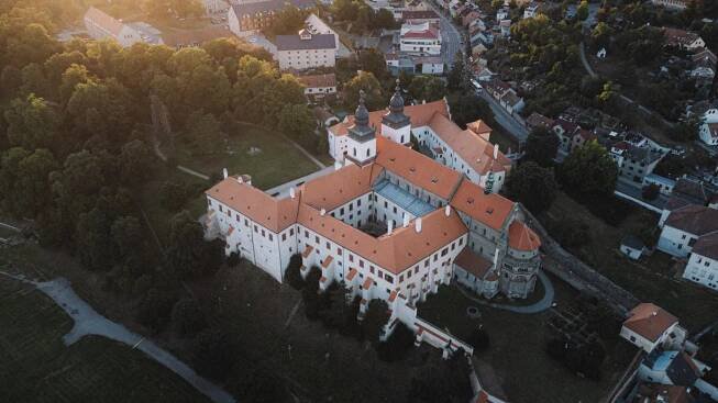 Zámecký areál: bazilika, zámek, park, ledovna - památka UNESCO