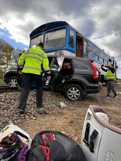 Vlak smetl na přejezdu u Záp auto: O ženin život záchranáři bojovali, zemřela ve vrtulníku