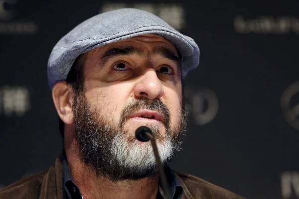 Slavný kung-fu kop, parádní góly i kuriózní reklamy. Cantona dnes slaví padesátiny