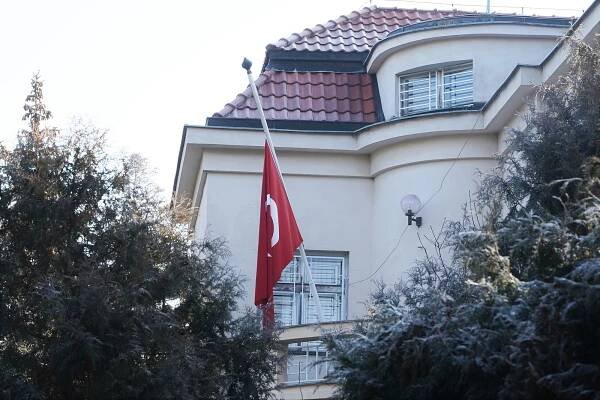 Lidé uctívají památku obětí zemětřesení v Turecku. Na ambasádu nosí květiny