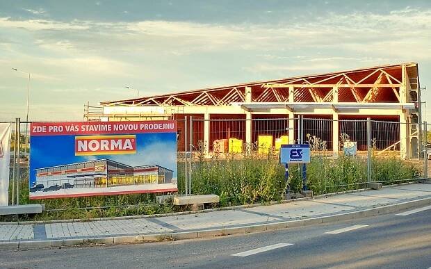 Nová prodejna Norma v Žatci roste před očima. Pro zákazníky otevře na podzim - Noviny Zblízka