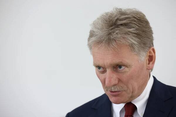 Peskov mluvil o zrádcích za „dvanáct stříbrných“. Na internetu se mu smějí