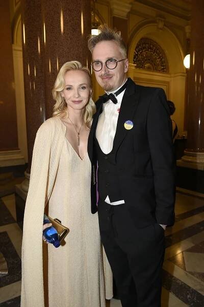 Větší výstřih nikdy neměla: Křehká Jana Plodková zářila ve zlaté róbě jako hollywoodská hvězda