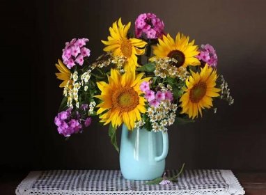 Kytice Zahradních Květin Slunečnice Phlox Sedmikrásky Džbánu Stole Tmavém Pozadí — Stock fotografie