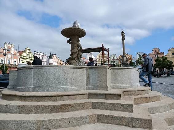 Umaštěná od klobás. Pověstnou kašnu v Brodě zachraňují restaurátoři