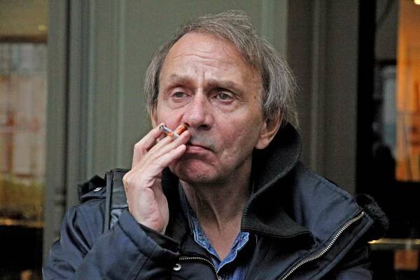 Spisovatel Houellebecq uzavřel opilý smlouvu na pornofilm. Soud mu umožnil vidět ho v předstihu