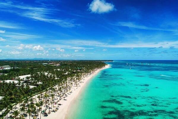 Letecký pohled na letoviska Punta Cana, Dominikánská republika. Letní dovolená s parasailing, potápění, plavání, opalování. — Stock obrázek
