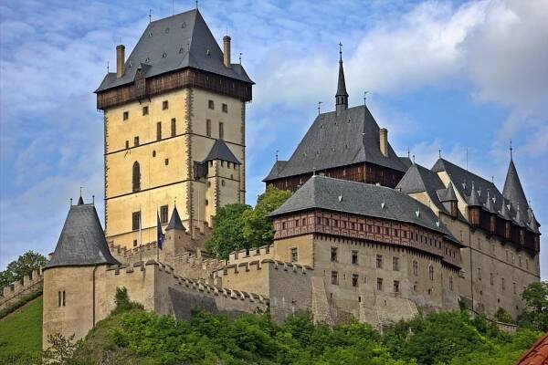 Karlštejn můžete od března navštívit, kdy se vám zamane