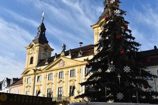 Advent začíná. V Písku v neděli rozsvítí strom a dorazí Andělský rytíř