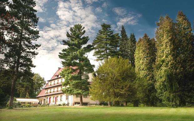 Český ráj: Parádní dovolená v Parkhotelu Skalní město *** s vínem neomezeně + polopenze a 50% sleva na vířivku