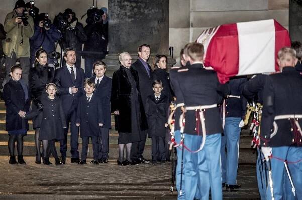 Pohřeb dánského prince Henrika (†83): Královna s dětmi a vnoučaty mu zpívaly z Bible