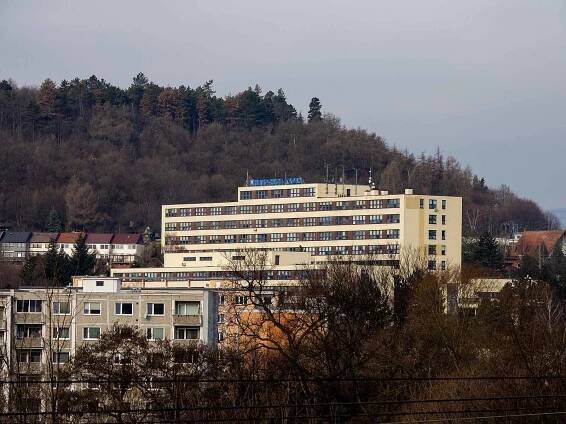 Budova nemocnice s poliklinikou v Kadani.