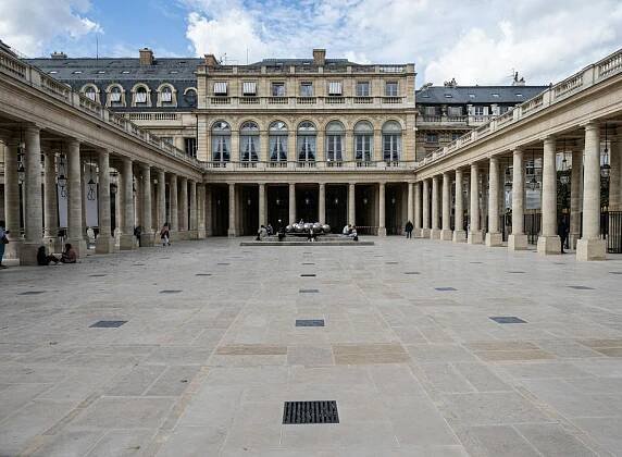 bezplatná Elegantní pohled na nádvoří Palais Royal v Paříži s ikonickými sloupy a jasnou oblohou. Základová fotografie