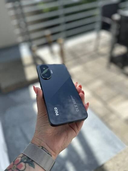 Recenze smartphonu POCO F7: Vysoký výkon, stylový desing a velká baterie