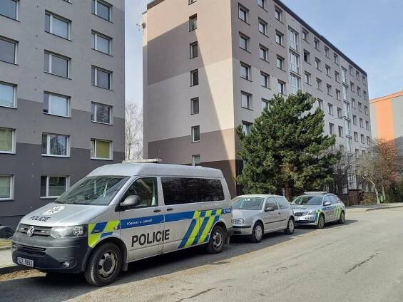 Ve Valašském Meziříčí zemřeli manželé a dcera: Vraždila jedna z žen? Policii zburcovali kolegové mrtvého...