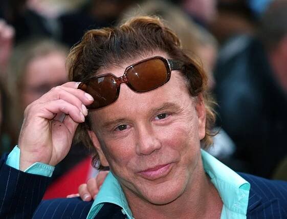 Mickey Rourke: Hollywoodský „zlý hoch“ šokuje proměnou po měsících v ústraní