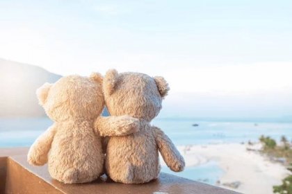 dva medvídci sedící s výhledem na moře. láska a vztahový koncept. krásná bílá písečná pláž v létě. - blue teddy bear - stock sn�ímky, obrázky a fotky