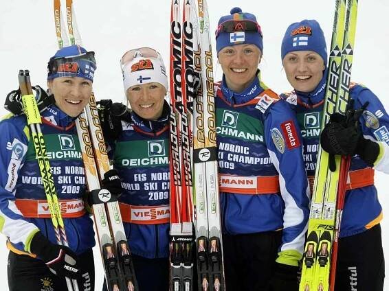 Finky obhájily na MS v klasickém lyžování zlaté medaile. Vítězný tým tvořila (zleva) Aino Kaisa Saarinenová, Virpi Kuitunenová, Riitta-Liisa Roponenová a Pirjo Muranenová.