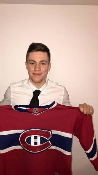 Jan Myšák pózuje s dresem klubu Montrealu Canadiens, který ho draftoval ve druhém kole. 