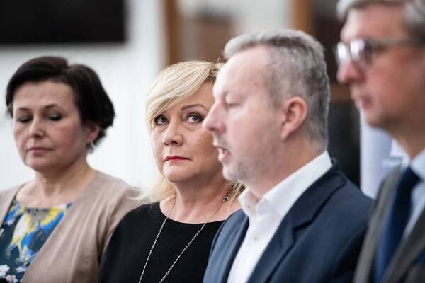 Protiústavnost důchodové novely je v retroaktivitě či legislativní nouzi, tvrdí poslanci ANO
