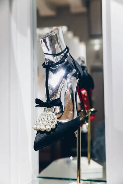 Galerie: Christian Louboutin otevřel v Praze svůj první butik | Elle.cz