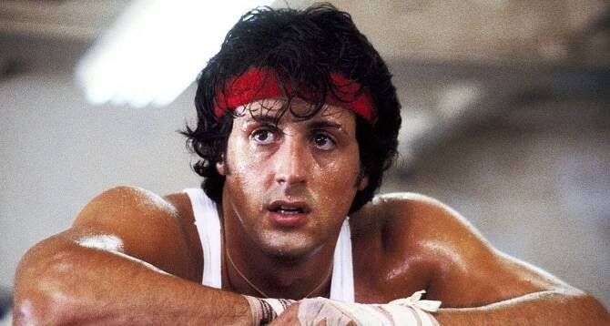 Lékař mu při porodu způsobil postižení, které ho provází celý život. Nezabilo ho ale ani 25 káv denně. Sylvester Stallone slaví narozeniny