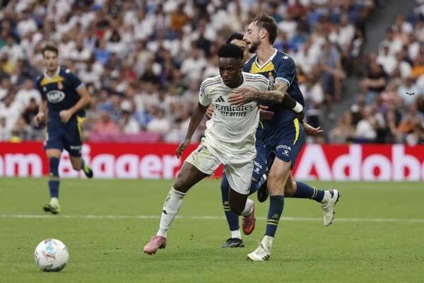 Vinicius pugna con Calero por un balón en el Madrid-Espanyol.