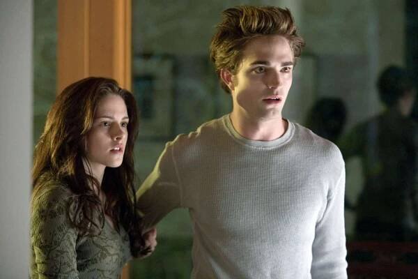 Catherine Hardwicke Says Kristen Stewart Couldn't Pick An Outfit for Twilight Kiss Scene, Ended Up Wearing Director's Shirt in Film
