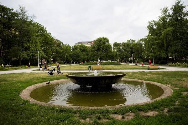 Lidé do kašny házejí odpadky, perou v nich prádlo. Údržba? Až půl milionu ročně