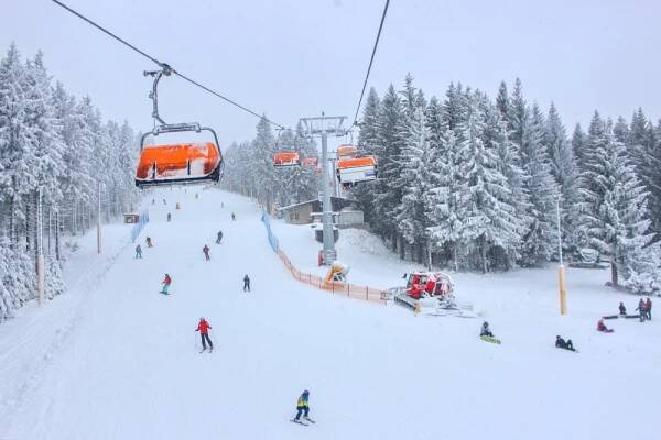 Lyžařská sezona nekončí. Střediska mají stále dostatek sněhu na sjezdovkách