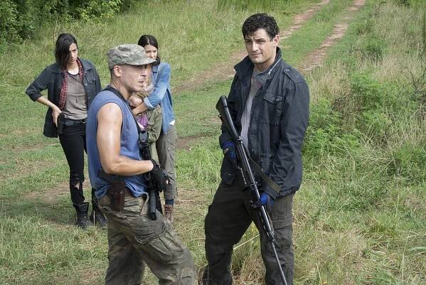 Živí mrtví - Přítěž - Z filmu - Alanna Masterson, Kirk Acevedo, Enver Gjokaj