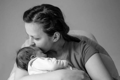 Potřebuješ pár facek, ne antidepresiva, vyslechla si po porodu. Nový český výzkum ukazuje, že čerstvé matky potápí i jejich okolí
