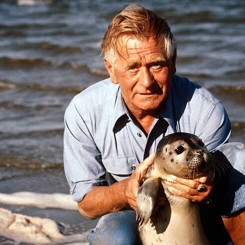 Heinz Sielmann mit Heuler an der Nordsee